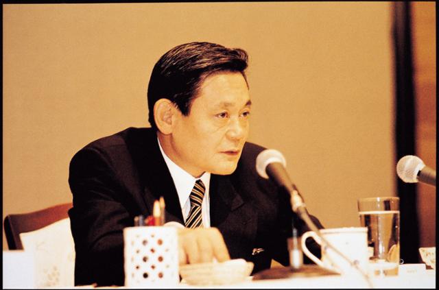 1993년 6월 7일 독일 프랑크푸르트 켐핀스키 호텔에서 이건희 삼성그룹 회장이 삼성 중역 200명 앞에서 훗날 '신경영 선언'으로 불리는 연설을 하는 모습. 삼성전자 제공