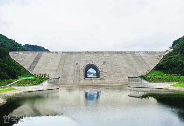 북한 임남댐의 수공에 대비해 지은 평화의댐.