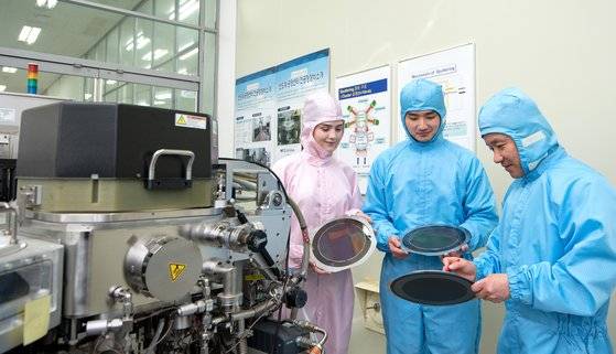 사진은 ‘첨단분야 혁신융합’사업 ‘반도체소부장’분야에 참여하는 영진전문대 반도체전자계열 학생들이 교내 반도체기술센터에서 수업을 받는 모습