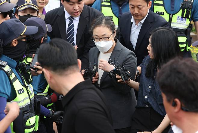 이태원 참사 부실 대응 혐의로 구속 기소된 박희영 용산구청장이 법원의 보석 청구 인용에 따라 7일 오후 서울 구로구 남부구치소를 나서고 있다. 연합뉴스