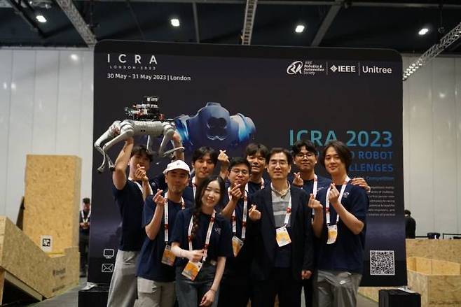한국과학기술원 명현 교수님을 비롯한 DreamSTEP 팀이 2023 국제 로봇 및 자동화 학술대회에서 기념촬영을 하고 있다. 사진=KAIST.