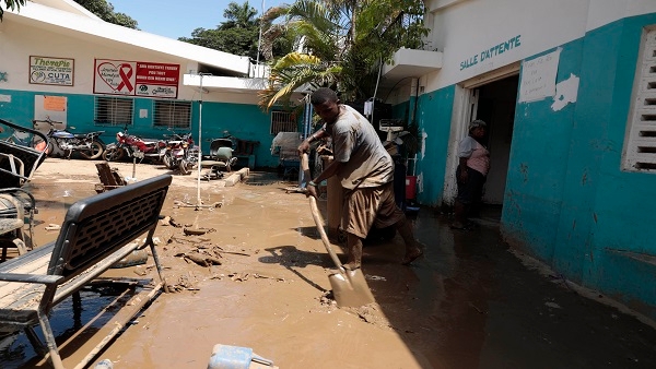 5일(현지시간) 아이티 레오간에 있는 한 병원에서 근로자가 폭우로 범람한 물과 함께 밀려온 토사를 치우고 있다. 연합뉴스
