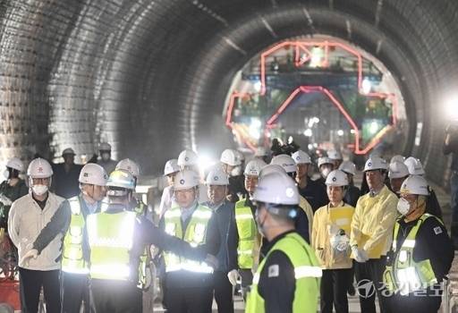 7일 오전 인천도시철도 1호선 검단연장선 건설현장 안전점검에 나선 유정복 인천시장이 인천 서구 원당동 4공구 103정거장 지하터널 공사현장을 살펴보고 있다. 공정률 66.65%를 보이고 있는 검단연장선은 계양역~검단신도시를 연결하는 총 연장 6.825㎞ 구간으로 오는 2025년 개통이 목표다. 장용준기자