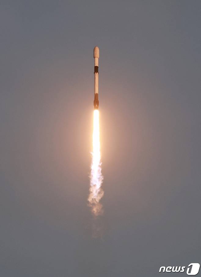 (케이프 커네버럴 AFP=뉴스1) 우동명 기자 = 27일 (현지시간) 플로리다주 케이프 커네버럴 우주군 기지의 40번 발사대에서 고도 230마일의 궤도에 배치될 스타링크 V2  미니 위성을 탑재한 민간 우주업체 스페이스 X의 팰콘 9 로켓이 발사되고 있다.    ⓒ AFP=뉴스1  Copyright (C) 뉴스1. All rights reserved. 무단 전재 및 재배포 금지.