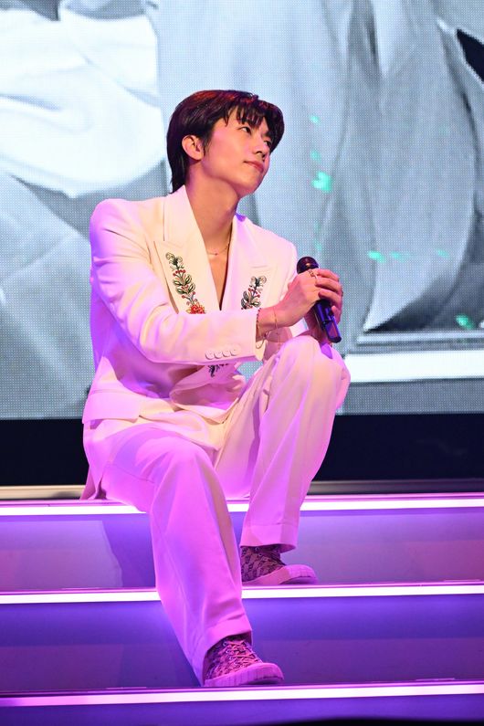 2PM Wooyoung finished If My Favorite Pop Idol Made It to the Budoka Dacon in a great success.2PM Wooyoung held a solo performance at Fukuoka Prefecture Sun Palace Hotel & Hall on May 24 and opened the 2023 solo tour Wooyoung (From 2PM) Solo Tour 2023 Off the record (Off the record) in four cities in Japan.Fukuoka Prefecture, the first venue, followed Yokohama on May 28 and moved to Tokyo on June 3 to continue the heat.In February of this year, the tour will be held in Seoul, Korea. The tour will be held in Seoul, Korea. The tour will be held in Seoul, Korea. The tour will be held in Seoul, Korea. The tour will be held in Seoul, Korea. I made it to the Budoka.Five years ago, in the same place in the winter, Amanogawa ~ GALAXY ~ (Milky Way ~ GALAXY ~), which was promised to I will come back again, the melody sounded and the elasticity of impressions burst out everywhere.Wooyoung, like the title of the song, has a beautifully shiny audience at a glance and said, This is the first time since the tour in December 2017. I have been there!He burst into energy with his Japanese solo debut single R.O.S.E (Rose), followed by Going Going (Going Going), THE BLUE LIGHT (The Blue Light) and Chill OUT (Chill Out).Especially, it released the new song stage recorded in Japan special album Off the record which is officially released today (7th) and made the fans more enthusiastic.The song Off the Record is a song about the song Off the Record. The song Off the Record is a song about the song Off the Record. Its high.In the performance, 2PM member JUN. K (Jun. K) was in the audience to cheer for Wooyoung and boasted an extraordinary friendship. JUN who Wooyoung did not know.Ks surprise heated up the performance atmosphere.If My Favorite Pop Idol Made It to the Budoka performance, Wooyoung will hold two performances at the Osaka Orix Theater on June 10th and 11th, and will be celebrating the long-awaited final of the Japan Solo Tour.On the other hand, Wooyoung officially releases Japans special album and mini-3 Off the record on June 7th for five and a half years.To commemorate the release, we will release various contents such as the title song Off the record choreography exercise video, song performance video, and satisfy the satisfaction of the fans.JYP Entertainment