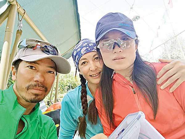 히말라야 14좌를 여성 최초로 완등했다고 주장하는 중국의 동홍주안(오른쪽). 사진 4sport.ua.