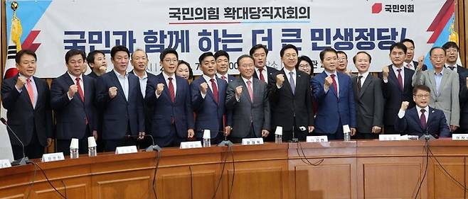 김기현 국민의힘 대표가 7일 서울 여의도 국회에서 열린 확대당직자회의에 앞서 임명장을 받은 당직자들과 기념촬영을 하고 있다.