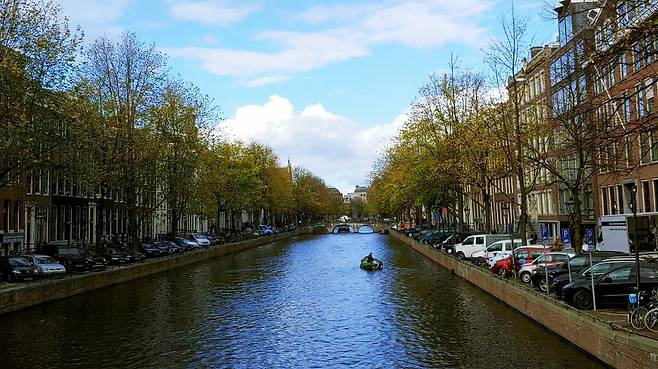 네덜란드 암스테르담은 세계적인 운하의 도시다. 암스테르담을 가로지르는 운하는 도심의 동맥 역할을 하고 있다.