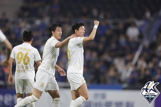 서울 황의조(오른쪽에서 첫 번째)가 7일 인천전에서 득점 후 환호하고 있다. 제공 | 한국프로축구연맹