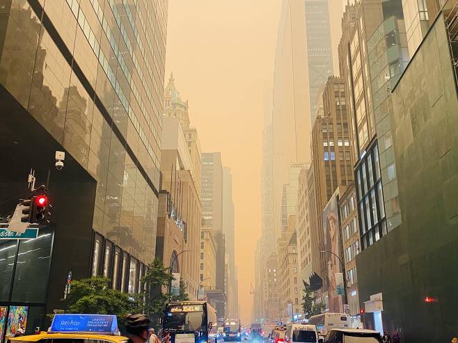 7일(현지 시각) 미국 뉴욕시의 하늘이 산불 연기로 뒤덮여 있다.