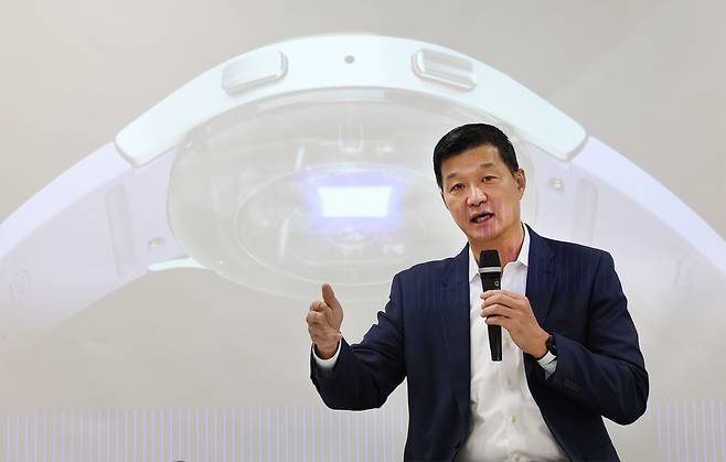혼 팍 삼성전자 MX사업부 디지털헬스팀장(상무)이 지난 5월 23일 오전 서울 중구 삼성전자 기자실에서 '삼성 헬스'의 비전 및 갤럭시워치 전략을 소개한 뒤 취재진의 질문에 답하고 있다. /연합뉴스