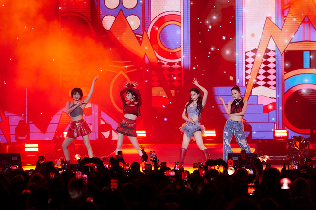 Group Red Velvet has wrapped up its first European tour in a booming market.According to SM Entertainment on June 8, Red Velvet will be held on May 24 (local time) in Paris, Germany on 27th, Berlin on 30th, Amsterdam on 30th and London on June 6th. Red Velvet 4th Concert: R to V (Red Velvet 4th Concert: Al to V).The London performance, which marked the finale of the European tour, was held at OVO Arena Wembley on the 6th.Red Velvet was filled with music and spectacular performances of their own unique charms, which led to an explosive response from audiences.In this performance, Red Velvet opened the stage with an elegant atmosphere of  ⁇  Feel My Rhythm ⁇ .It is followed by a variety of global hit songs such as Ice Cream Cake  ⁇ , Red Flavor  ⁇ , Chic and intense Peek-A-Boo  ⁇ ,  ⁇  Bad Boy  ⁇ ,  ⁇  Psycho  ⁇   ⁇  And the heat of the scene warmed up.The audience actively enjoyed the concert by shaking the fanlight throughout the performance and getting up from the seat and doing Korean Taechang.After a successful first European tour, Red Velvet said, Every performance was a happy moment. It was hard to have many people to enjoy with us.I was happy to be with you and it will be an unforgettable memory.On the other hand, Joey announced that he would stop his activities in April due to condition hunting. He plans to stop his schedule for a while and rest and concentrate on recovering his condition.