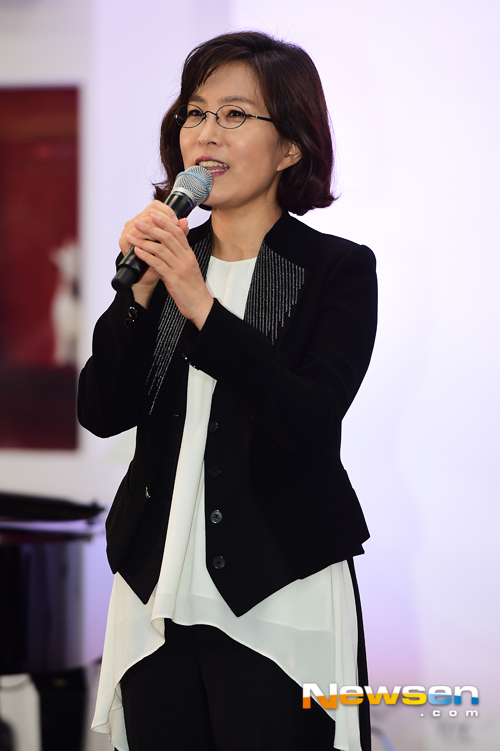 Suspicions arose that singer Lee Sun-hee, best known as singer Lee Seung-gis Lean on Me, paid for apartment interiors with the money of the One Andreu Buenafuente corporation.Lee Sun-hee paid for the apartment interiors with the money of the Andreu Buenafuente corporation.Lee Sun-hee handled the redevelopment apartment interiors cost in Ichon-dong, Yongsan-gu, Seoul in 2014 with Andreu Buenafuente money.It was reported that the repair cost was more than 10 million won. In this regard, I contacted Lee Sun-hee agency Andreu Buenafuente several times to hear the position, but I could not reach it.Andreu Buenafuente was founded by Lee Sun-hee in 2013 and liquidated on August 31, 2022.In February, the IRS launched a tax probe against Andreu Buenafuente, and Lee Sun-hee was summoned by police last month over allegations of seizure.Police said Lee Sun-hee had begun Susa after receiving intelligence that he had seizure of Andreu Buenafuente funds.Lee Sun-hee, a lawyer at the time, said, Lee Sun-hee actively cooperated with Susa, sincerely investigated, and explained the facts in detail. With the wise judgment of the police, Misunderstood for Lee Sun- I expect it to be resolved. Among them, Dispatch reported that Andreu Buenafuente paid 50 million won a month for vocal training of Hook singers and about 4.3 billion won for 10 years, and Lee Sun-hee sent some of them back to Andreu Buenafuentetainment CEO Kwon Jin Young.Lee Sun-hee and Kwon have raised the suspicion that Lee Sun-hee and Kwon are the economic community, saying that they hired Lee Sun-hee family and Kwon Jin Young representative family as employees and paid 1 billion won.In response, Lee Sun-hee warned, We urge you not to defame the public with any speculative content that is different from the facts. We will take all possible legal actions against indiscriminate reports and comments.Lee Sun-hee has consistently denied the allegations of seizure, saying, I have called the facts in detail, I expect Misunderstood to be resolved, but the noise is still constant.Additional reports that a sow was used for personal Interiors costs are drawing attention again.
