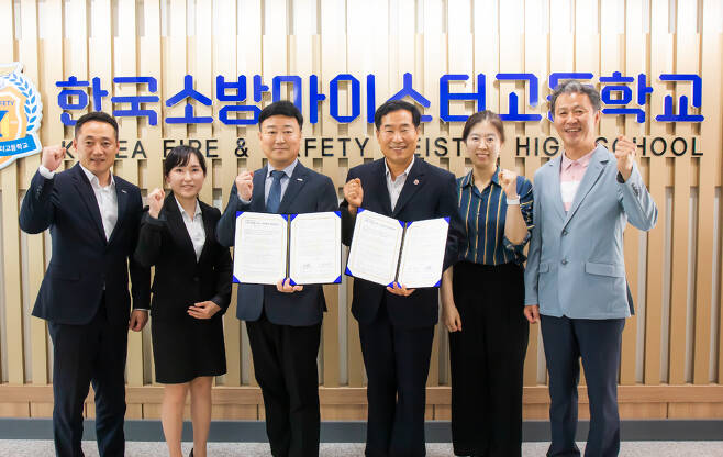 포레스트 리솜 관계자들이 지난 2일 강원도 영월군에 있는 한국소방마이스터고등학교와 업무협약 체결한 뒤 기념촬영을 하고 있다.