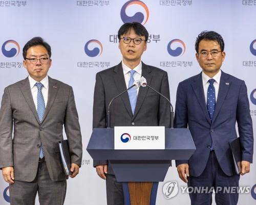 전세 사기 조사 결과, 특별단속 중간결과 발표 (서울=연합뉴스) 황광모 기자 = 황병주 대검찰청 형사부장(가운데), 윤승영 경찰청 국가수사본부 수사국장(왼쪽), 남영우 국토교통부 토지정책관이 8일 오전 서울 종로구 정부서울청사에서 전세 사기 기획 조사 결과 및 특별단속 중간 결과를 발표하고 있다. 2023.6.8
hkmpooh@yna.co.kr