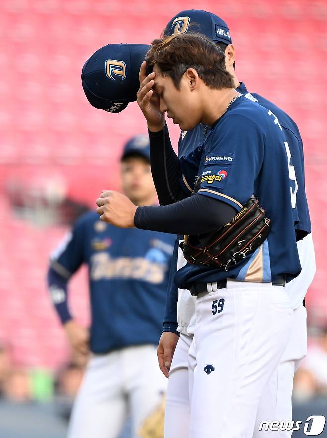 2일 오후 서울 송파구 잠실야구장에서 열린 2023 신한 SOL KBO리그 NC 다이노스와 LG 트윈스의 경기, 1회말 NC 선발투수 구창모가 LG 선두타자 홍창기를 아웃으로 돌려세운 뒤 전완부 불편함을 호소하며 교체되고 있다. 2023.6.2/뉴스1 ⓒ News1 이동해 기자