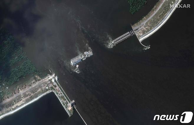 7일 (현지시간) 러시아가 점령 중인 우크라이나 헤르손의 노바카호우카 댐이 붕괴된 모습이 보인다. 2023.6.8 ⓒ AFP=뉴스1 ⓒ News1 우동명 기자