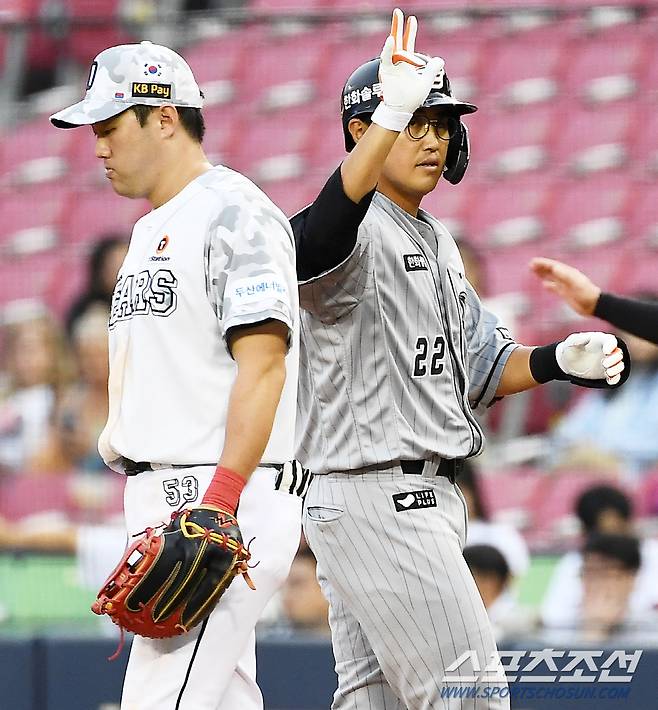 먼저 안타를 치며 세리머니를 펼쳤던 한화 채은성 '승부 앞에서 양보는 없다'