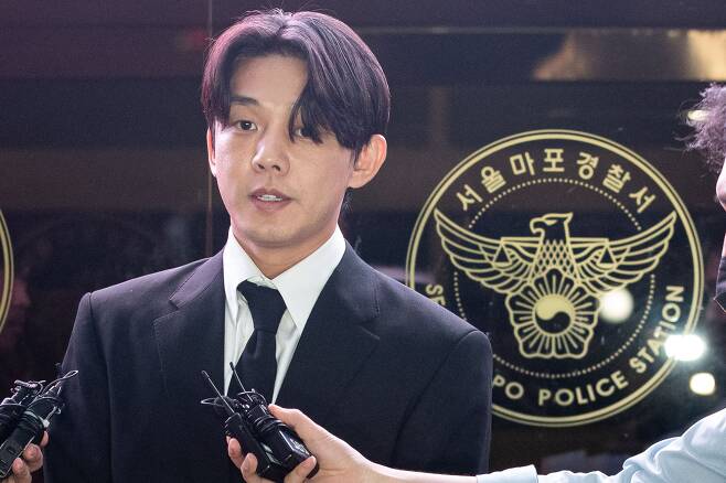 마약 상습 투약 혐의를 받는 배우 유아인(37·본명 엄홍식)이 지난달 24일 밤 서울 마포경찰서를 나서며 취재진 질문에 답하고 있다./뉴스1