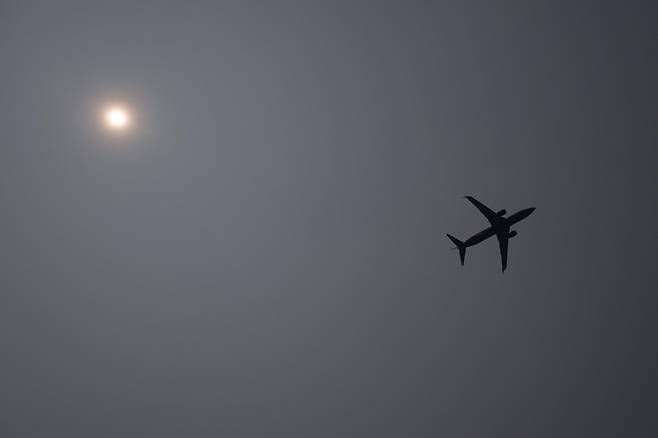 사우스웨스트항공 소속 보잉 737 여객기가 8일(현지 시각) 캐나다 산불 여파로 뿌옇게 흐려진 미국의 수도 워싱턴DC 상공을 비행하고 있다.