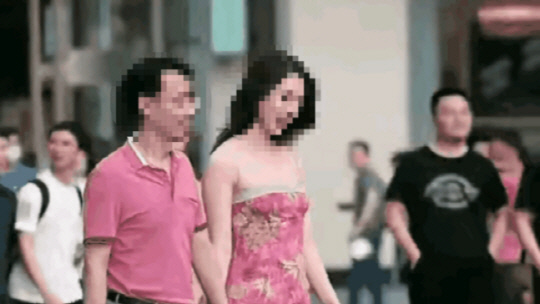 중국 유명기업 사장이 여성과 길거리에서 손을 잡고 걷는 영상이 올라와 논란이 일었다. <트위터 캡처>