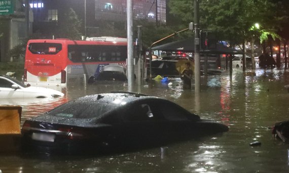 지난해 8월 8일 서울 서초구 진흥아파트 인근 도로가 침수돼 차량이 물에 잠겨 있다. 2022.8.8/뉴스1