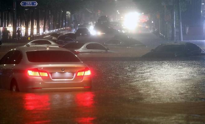 서울과 경기북부 등 수도권에 폭우가 내린 지난해 8월 8일 오후 서울 강남구 일대 도로가 침수돼 차량이 잠겨 있다. 2022.08.08. /사진=뉴시스
