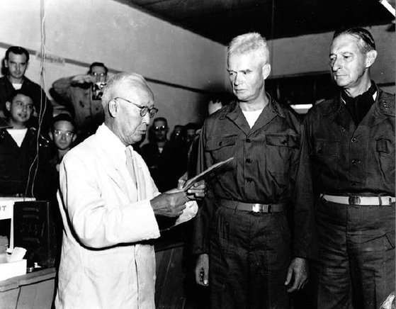 이승만 대통령이 1953년 9월 북한군에 포로로 잡혀 3년 만에 돌아온 윌리엄 딘 소장(가운데)에게 훈장을 수여하고 있다. [중앙포토]