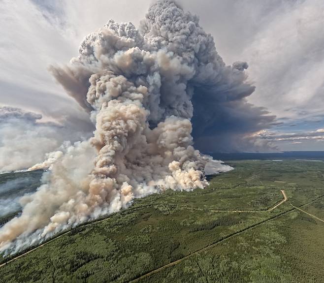 캐나다 브리티시컬럼비아주 포트 넬슨 남부에서 발생한 산불 연기가 지난 3일(현지시간) 하늘로 치솟으며 ‘화재적운’을 만들어내고 있다. 화재적운이란 산불로 뜨거워진 공기와 연기가 급상승하면서 뭉게구름처럼 하늘을 뒤덮는 현상을 말한다. 포트넬슨=로이터연합뉴스