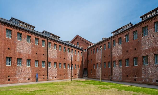 붉은 벽돌로 이루어진 서대문형무소역사관의 전경