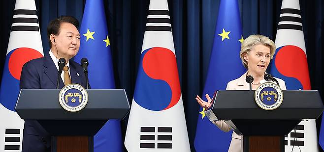 5월22일 윤석열 대통령이 한·EU 정상회담 뒤 우르줄라 폰데어라이엔 EU 집행위원장(오른쪽)과 공동 언론 발표를 하고 있다. 지난 3월 폰데어라이엔 EU 집행위원장은 처음 '디리스킹'이라는 용어를 사용했다. ⓒ연합뉴스