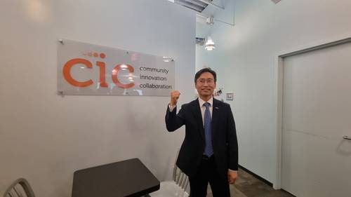 사진 촬영하는 박순만 한국보건산업진흥원 미국지사장 (보스턴=연합뉴스) 조현영 기자 = 미국 보스턴 케임브리지 이노베이션 센터(CIC)에서 6일(현지시간) 박순만 한국보건산업진흥원 미국지사장이 사진을 촬영하고 있다. 2023.6.6 hyun0@yna.co.kr