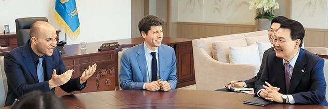 윤석열 대통령이 9일 서울 용산 대통령실에서 생성형 인공지능(AI) ‘챗GPT’ 개발사인 오픈AI의 샘 올트먼(가운데) 최고경영자(CEO), 그레그 브로크먼(왼쪽) 사장과 대화하고 있다. /대통령실