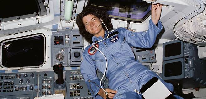 1983년 우주왕복선 챌린저호에서 임무 수행 중인 미국 최초의 여성 우주 비행사 샐리 라이드. NASA 홈페이지