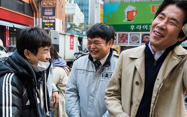 고규필(가운데)이 출연한 영화 '베테랑'의 촬영 현장 모습 (사진제공=외유내강)