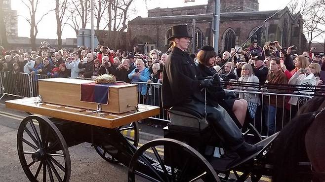 2015년 리처드 3세의 유해가 담긴 관이 레스터대성당으로 옮겨지는 모습. 그가 사망한지 500년이 지나서였다. <저작권자=kris1973>