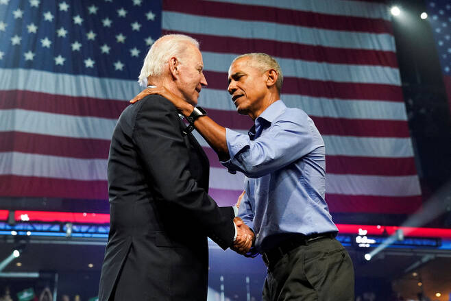 오바마 전 미국 대통령(오른쪽)은 분열보다는 통합의 목소리를 자주 내는 정치인이었다. 지난해 11월 미국 펜실베이니아주 필라델피아에서 열린 선거운동 행사에 참석해 조 바이든과 인사하는 모습.  [로이터연합뉴스]