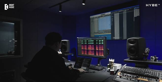 미드낫의 디지털 싱글 ‘마스커레이드(Masquerade)’에 보이스 기술 작업을 진행중인 모습. <하이브>