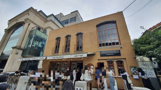 최근 서울 강남구 런던 베이글 뮤지엄 도산점. 사람들이 베이글을 기다리며 줄을 서 있다. [독자 제공]