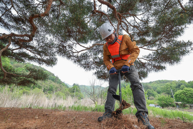강기래 나무의사가 토양 오거로 청주 제35호 보호수 인근의 땅을 파내고 있다. 토양 오거는 특정 부분에만 거름을 주거나 영양분을 줄 때, 뿌리의 호흡을 위해서 유공관을 심을 때 사용된다.
