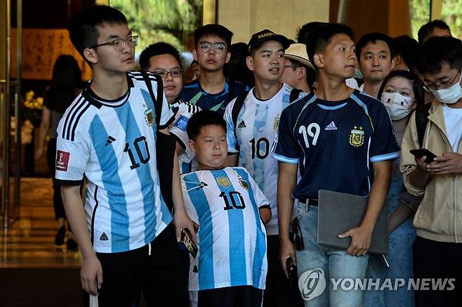 아르헨 대표팀 숙소 앞에 모인 중국 축구팬들 (AFP.연합뉴스)