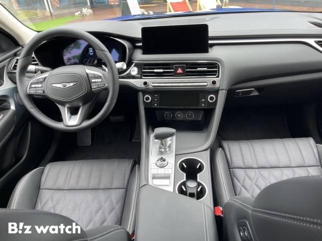 G70 실내 1열 모습. 1열에는 10.25인치 디스플레이가 탑재됐다. /사진=정민주기자