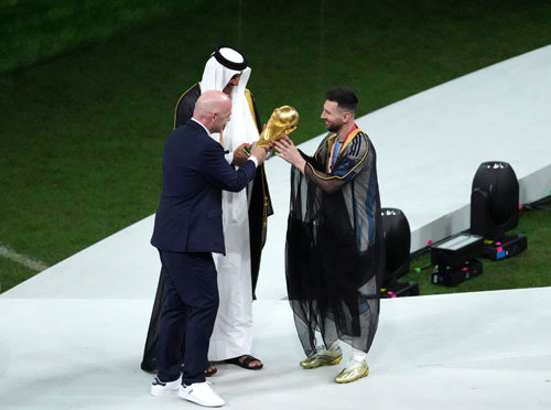 타밈 빈 하마드 알 사니 카타르 국왕(가운데)과 잔니 인판티노 국제축구연맹 회장(왼쪽)이 지난해 12월19일 ‘2022 카타르 월드컵’에서 우승한 아르헨티나의 리오넬 메시에게 우승 트로피를 건네고 있다.  당시 메시는 프랑스 프로축구팀 파리생제르맹 소속이었고, 타밈 국왕은 파르생제르맹(카타르스포츠인베스트먼트가 소유)의 사실상의 구단주였다.  루사일=신화 뉴시스