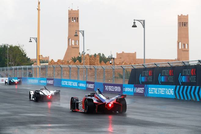 사우디에서 2018년부터 열리고 있는 포뮬라E 자동차 경주대회. 사우디는 이 경주대회를 왕가의 발상지인 수도 리야드의 디리야에서 열어 큰 주목을 받았다. 아라비안비즈니스 홈페이지 캡처