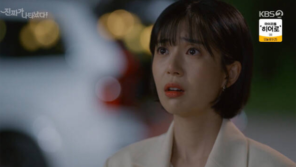 KBS Weekend drama  was glittering in the early days and attracted the attention of audience, especially young people.The main character Oh Yeon! Two (Baek Jin-hee) and coma (Ahn Jae-hyun) showed two keywords of premarital pregnancy and non-maritalism.It was interesting to see the comic scenes where the two protagonists hesitated to keep secrets to both families as they continued their marriage.Baek Jin-hee and Ahn Jae-hyun are not outstanding actors, but there was no big deal in creating lovely and cute scenes.It was different from a weekly play, in which the main characters were pushed back like KBS s previous work, The Three Brothers Bravely.However, the problem is that  is close to Sitcom, but it is a long-breathing drama, not Sitcom, and Oh really empathizes with a weekend play even though it can absorb young people.Audiences are middle-aged people.As such, Oh really. succeeded in making headlines, but unfortunately, Oh really. is not a drama that continues to be curious about the next episode.Like Sitcom, Oh Yeon! Its fun to see Sir Doo and Coma plotting their secrets, but its fun at that moment, but Im not really curious about what will happen next time.Even Oh Yeon! Even Jeong Seon, who has a good feeling for two people, has been revealed too soon.Thats why Jang Se-jin (Cha Joo-Young) does not feel threatened at all when he gets between two people with a gloomy look.In fact, the main character couples Jeong Seon in Oh really. seems to have put a lot of effort into it, but Jang Se-jin and other supporting cast members are regarded as shadows that exist only in light and darkness.However, a weekend play is a drama with a long breath of 50 episodes, and the story of the surroundings is as important as the main character.However, there are no other stories besides Oh Yeon!In addition, the success of a weekly play, which has recently increased the audience age, is often in the power of labor and middle-aged people.However, actors Cha Hwa-Yeon and Hye-ok KIM, who showed a presence that was as good as the main character of a weekend play, can not exert more power than .In-ok Lee (Cha Hwa-Yeon) and Oh Yeon! Two mother Kang Bong-nim (Hye-ok KIM) are just good people, but they do not have the personality to attract the audiences attention.Kang Bu-Ja plays the role of a stubborn grandmother-in-law in Oh Really.In the early days of the drama, however, it was felt to be a tedious labor because there was little charm in terms of dialogue and behavior. Since then, it has become increasingly comical characters with the setting of illiteracy.However, this is also good for spice-like fun, but it is not the material to continue the long breath of a weekend play.Is a shiny response to young audience, but it does not fit the taste of middle-aged audience.Once Oh Yeon! The relationship between two and coma is complicated and emotionally difficult to reach for a weekend play. Even so, there is no reason why we can not focus on premarital pregnancy, nonmaritalism, and arranged marriage.Rather, it is regrettable that we have dealt with this problem too lightly.Rather, if you throw a controversial topic like KBSs representative a weekend play success,  or , it is better to drag the problem to the end.However,  started with a controversial topic in a weekend play, but it has just turned into such a familiar comic Sitcom.Oh Yeon! Two and a comic character The cute silver dragon and the comic character changed the silver gilt, but it stopped at that level of fun.columnist pak saeng-gang