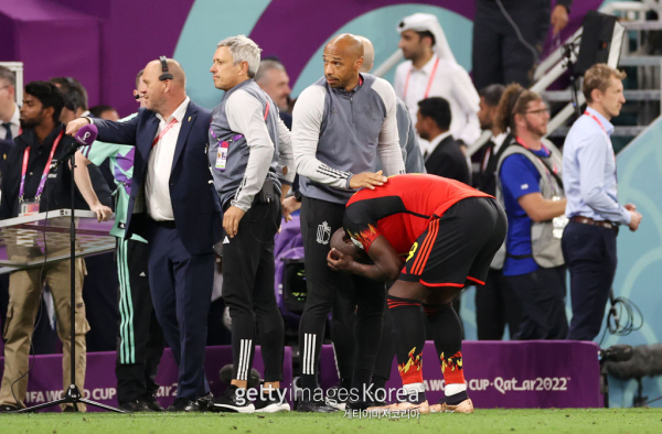 지난해 카타르 월드컵 조별리그 최종전에서 연이은 실수로 벨기에의 탈락이 확정되자 오열하고 있는 로멜루 루카쿠. 사진=게티이미지