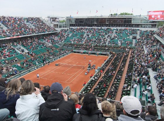 클레이 코트의 성지인 롤랑 가로스 메인 경기장. 프랑스 오픈 테니스 대회의 정식 명칭도 롤랑 가로스다. 위키피디아