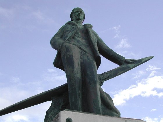 경기장에 설치된 롤랑 가로스 동상. 전쟁 영웅에 대한 프랑스인들의 존경심을 엿볼 수 있다. 위키피디아