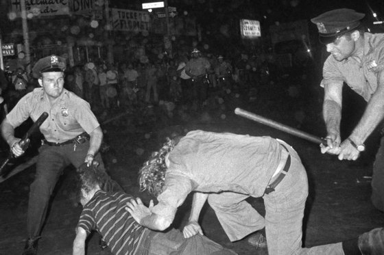 미국 뉴욕 경찰관들이 지난 1970년 8월 뉴욕 타임스퀘어 인근에서 성소수자 지지 관련 행진에 참가한 남성들을 제압하고 있다. AP=연합뉴스