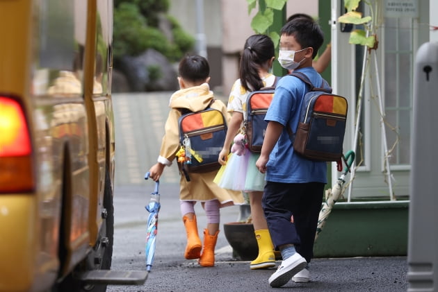 서울 시내의 한 유치원에 어린이들이 등원하는 모습. 사진=연합뉴스